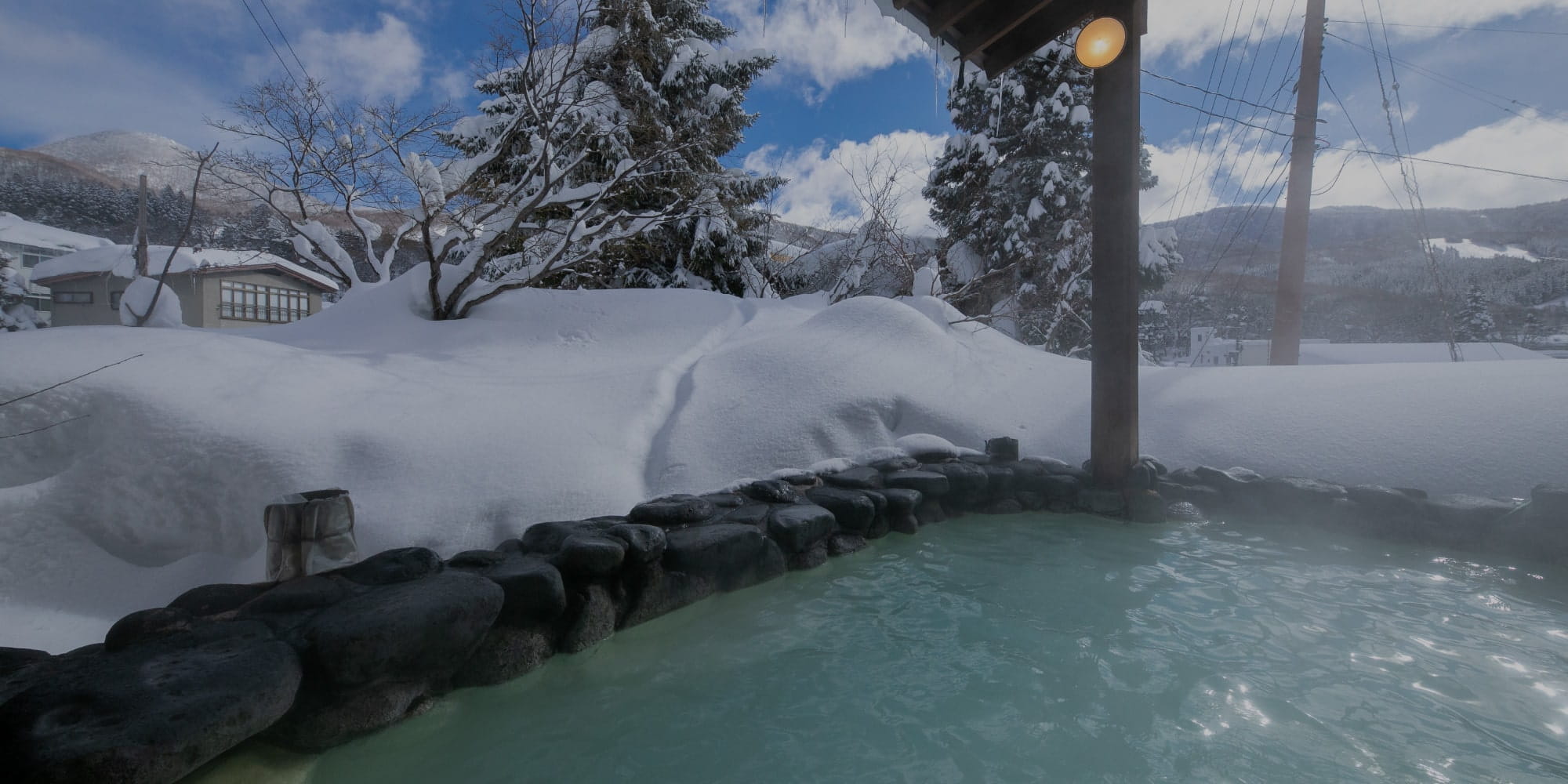 冬の雪見風呂 白い景色の中で湯浴みを楽しむ